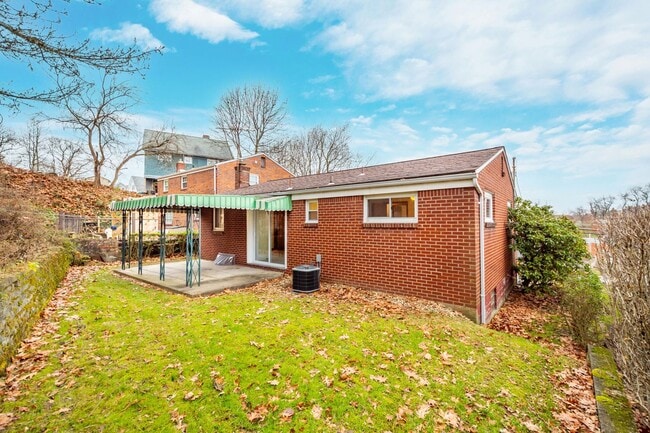 Foto del edificio - AVAILABLE JUNE 1ST! Don't miss this UPDATED and stunning 3-bedroom the heart of the South Hills!