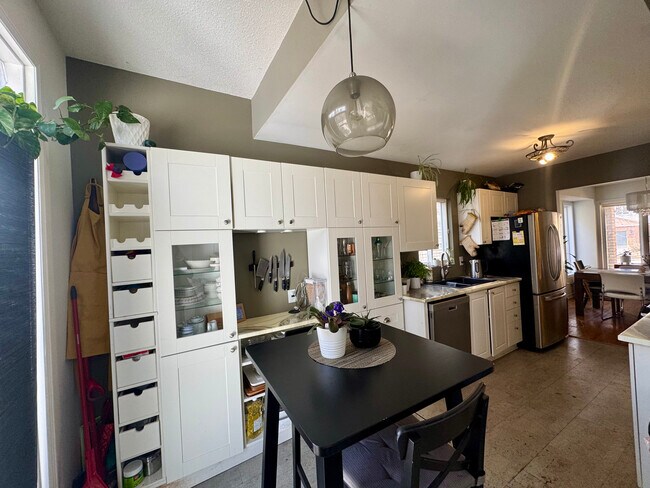 Building Photo - Orleans Townhome