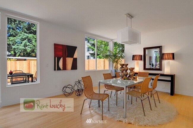 Foto del edificio - Spectacular 5-Bedroom Seattle Home in Pine...