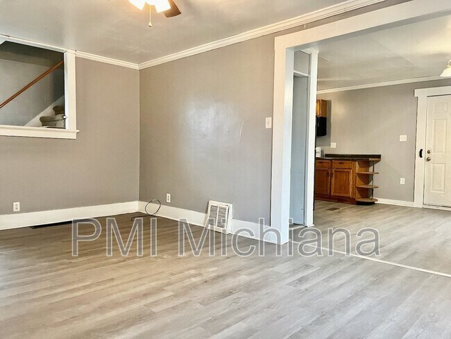 Building Photo - 718 Haney Ave