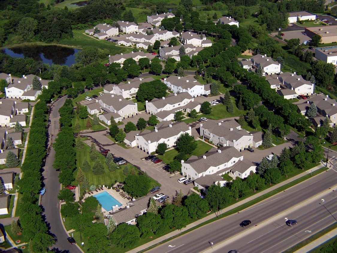SouthFork Townhomes Apartments Lakeville, MN