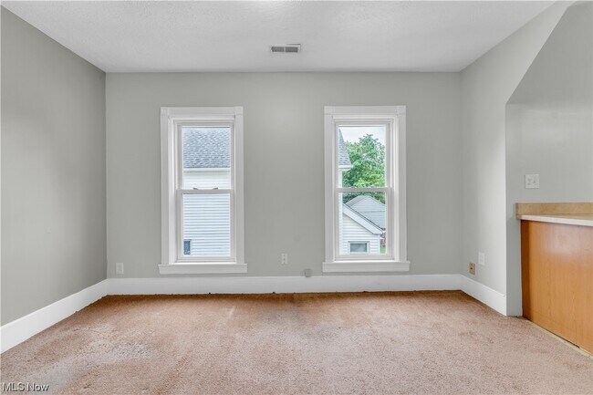 Foto del edificio - 140 Woodrow Ave