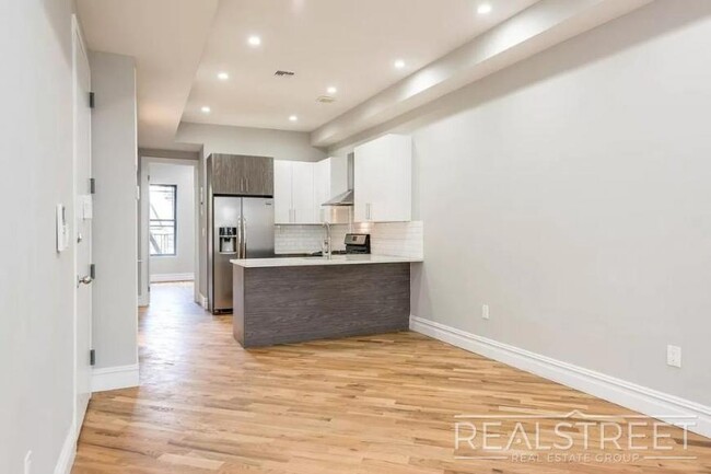 Building Photo - 3 bedroom in BROOKLYN NY 11221