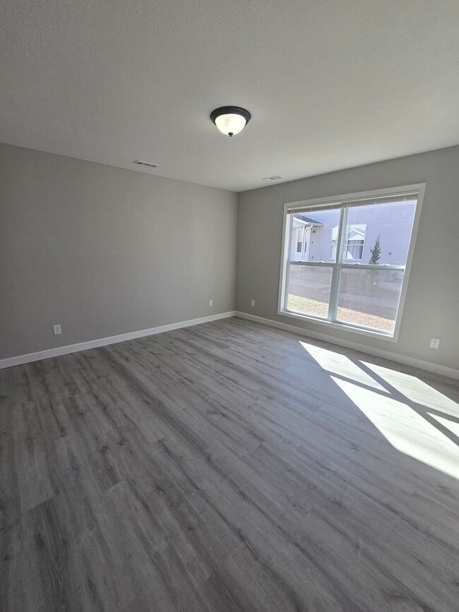 Building Photo - 2 Bedroom 1.5 Bath Townhouse Apt in Osage Beach!