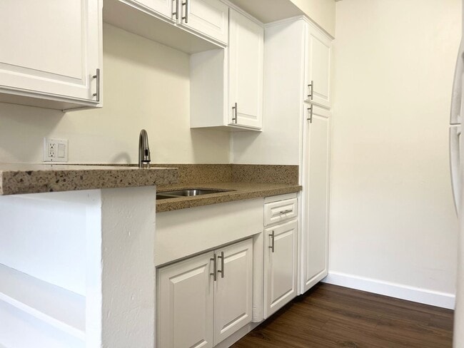Building Photo - 1 Bed 1 Bath Pacific Beach Apartments