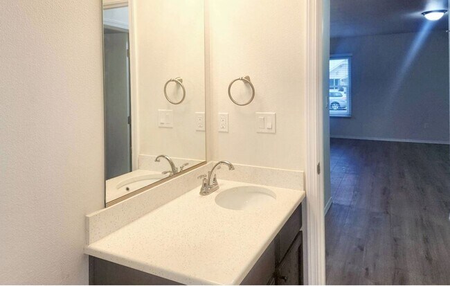 Foto del edificio - Fully Renovated Townhomes! Brand New Stain...