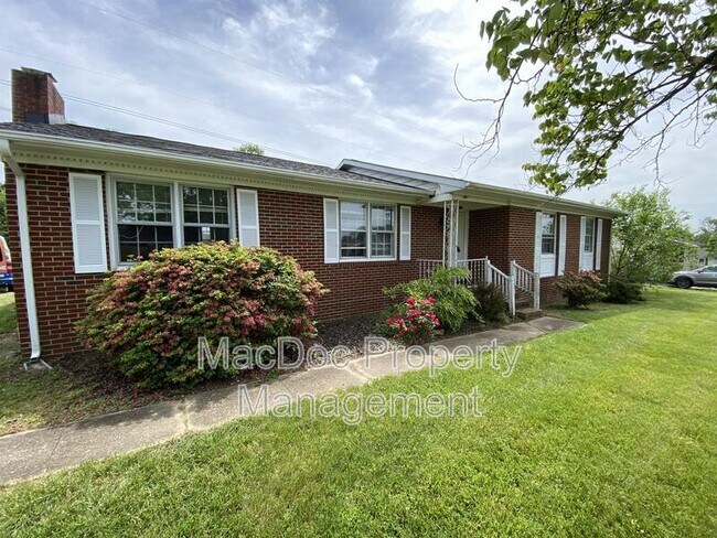 Building Photo - 1804 Sherwood Dr