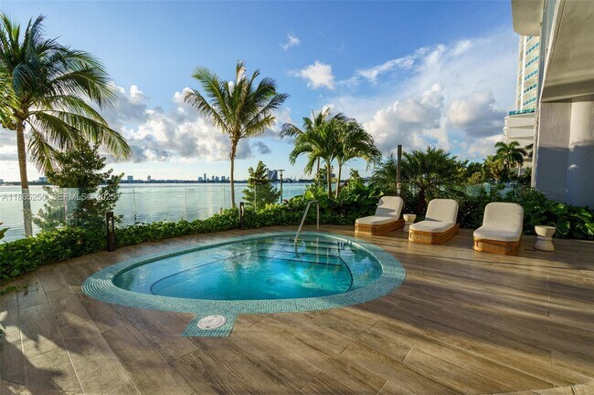 Foto del edificio - 700 NE 24th St