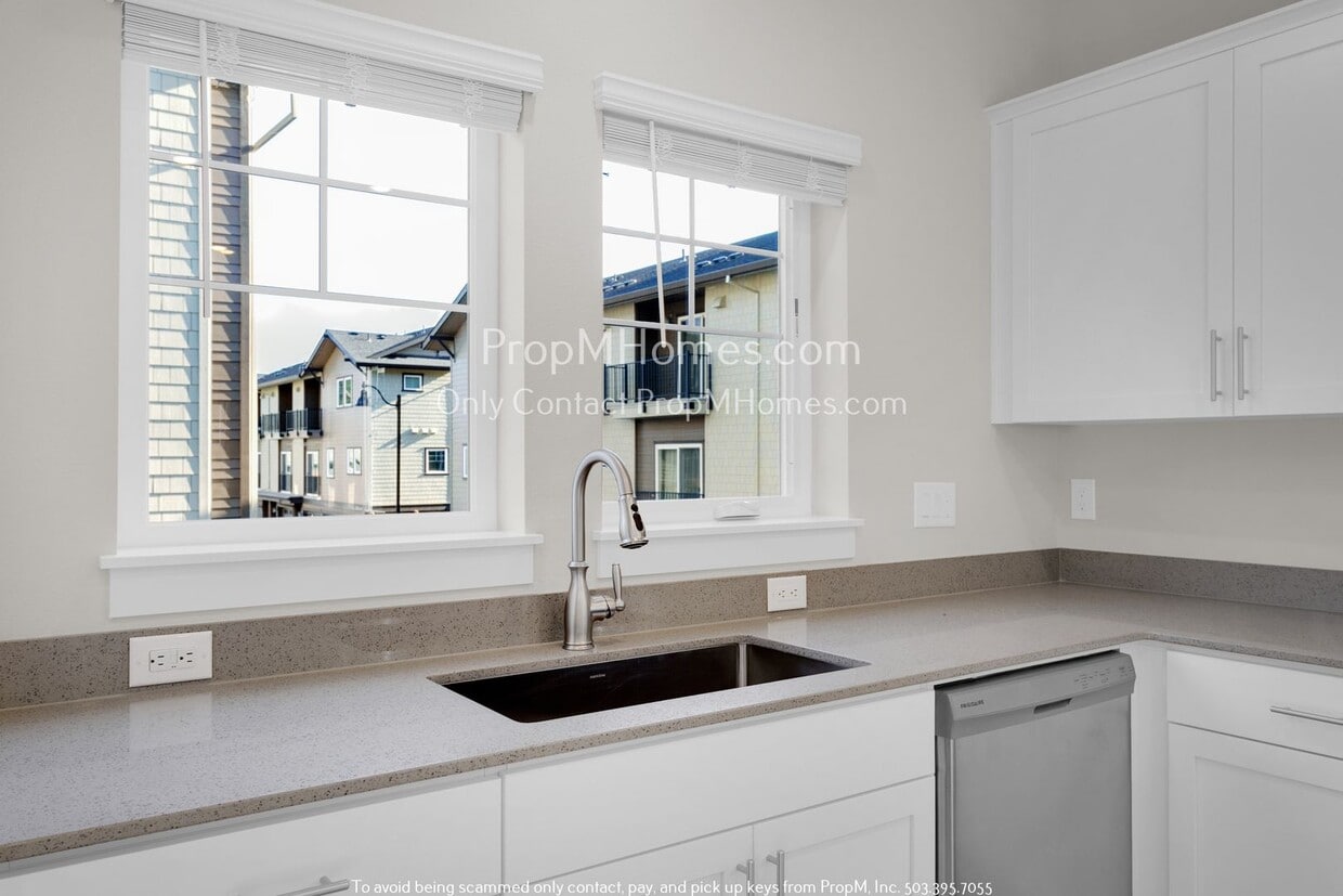 Townhome w/ Three Primary Bedrooms next to... - Townhome w/ Three Primary Bedrooms next to...