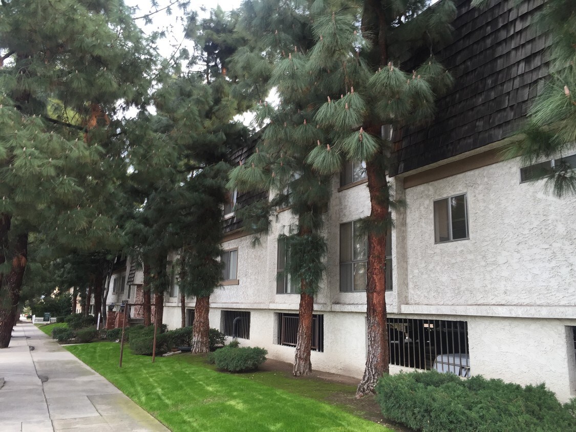 Foto principal - 17346 Chatsworth St