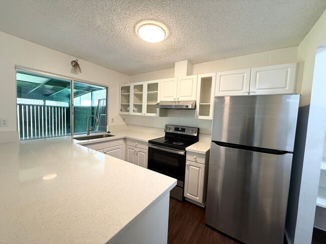 Foto del edificio - MOVE IN READY! Pacific Village- 3 Bd/ 2.5 Ba Town House