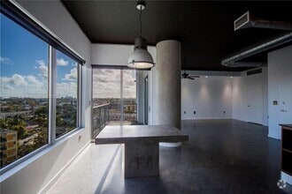 Building Photo - 10 SW South River Dr