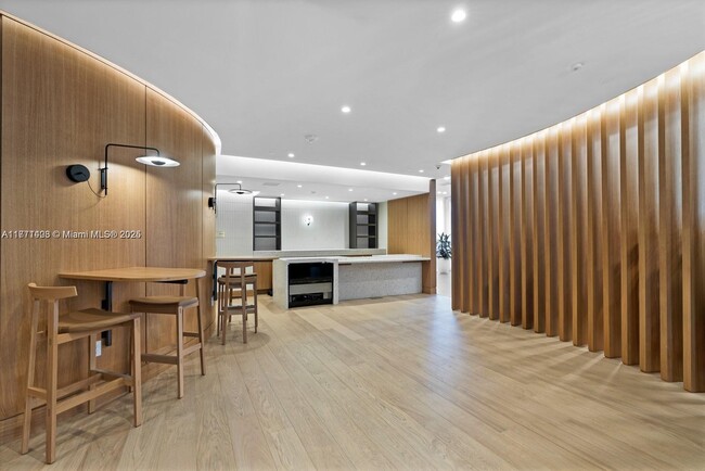 Building Photo - 2655 S Bayshore Dr