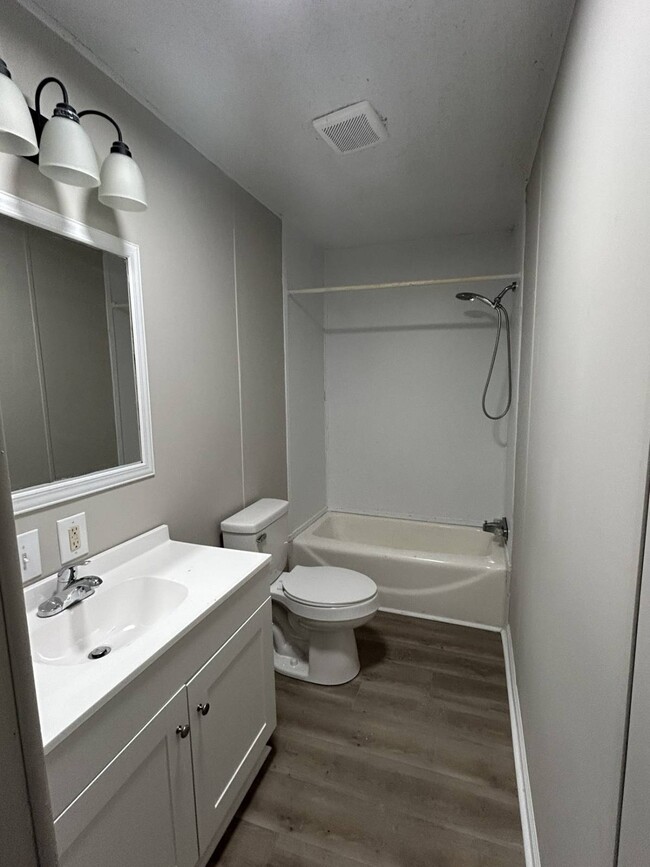 Building Photo - 8 White Oak Village