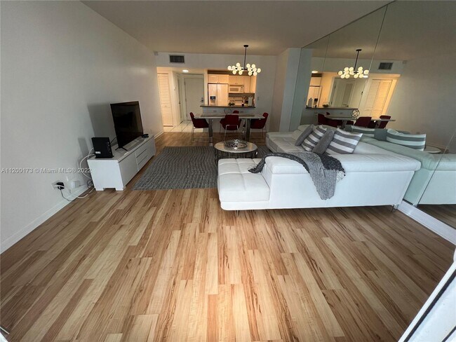 Building Photo - 2301 Collins Ave