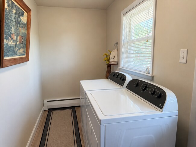 Foto del edificio - Well Maintained 2 Bedroom Ranch-style home - Full Size Basement!