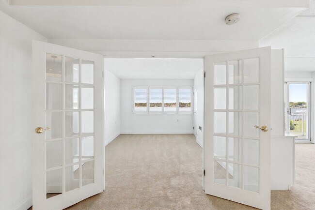 Building Photo - 100 Cove Way