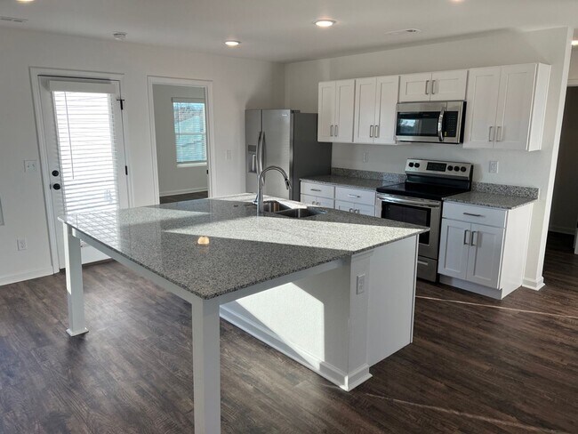 Building Photo - 3 BEDROOM HOME AVAILABLE NOW!