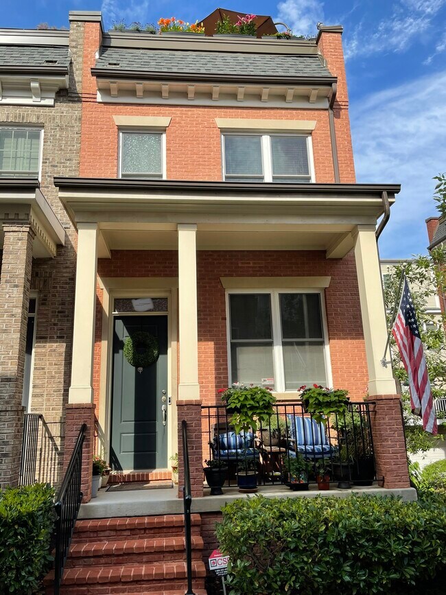 Building Photo - 589 Regent Pl NE