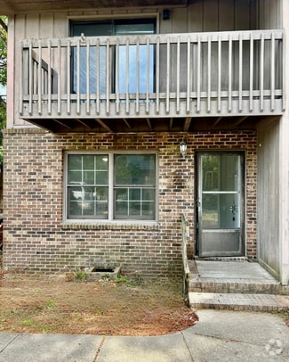 Building Photo - 402 74th Ave N