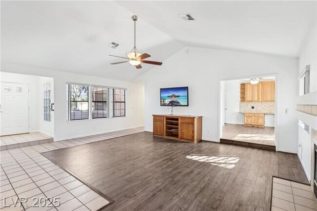 Foto del edificio - SPACIOUS 3BEDROOM SINGLE STORY TOWNHOME IN...