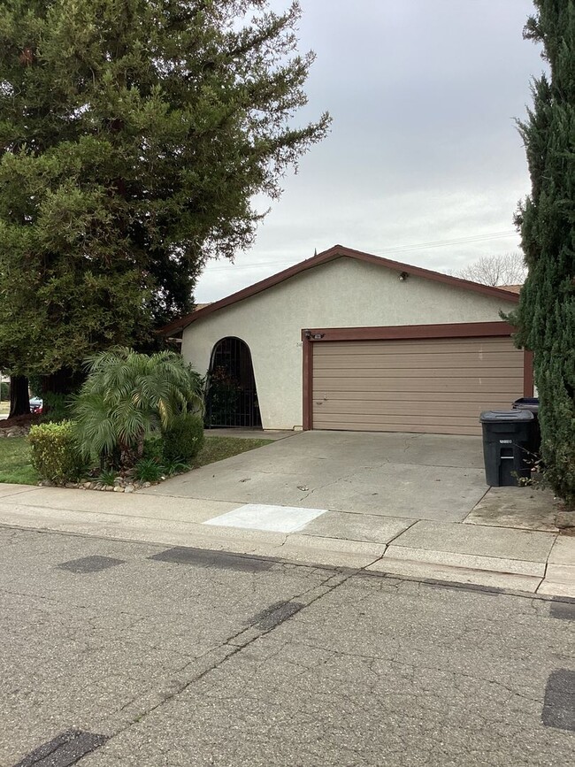 Foto del edificio - Charming 4 BD 2 BA Home in Citrus Heights ...