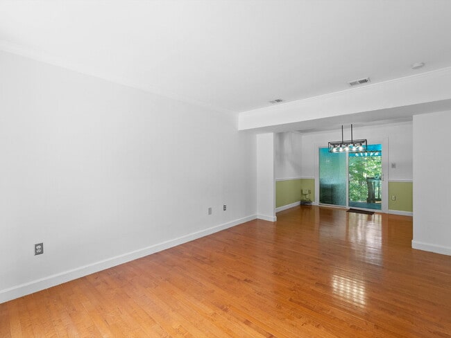 Building Photo - Spacious Reston Townhome in a Prime Centra...