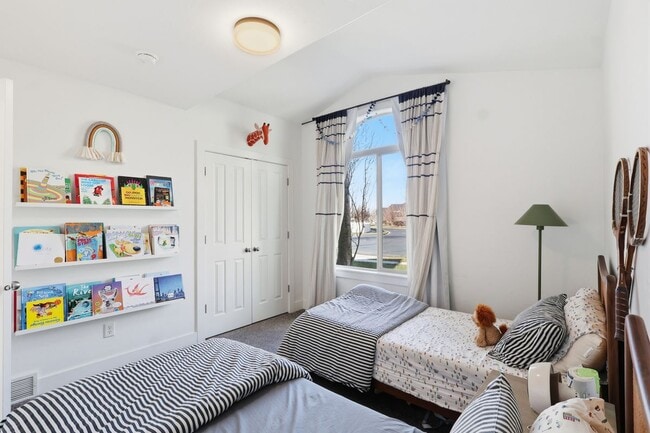 Building Photo - 1799 800 N