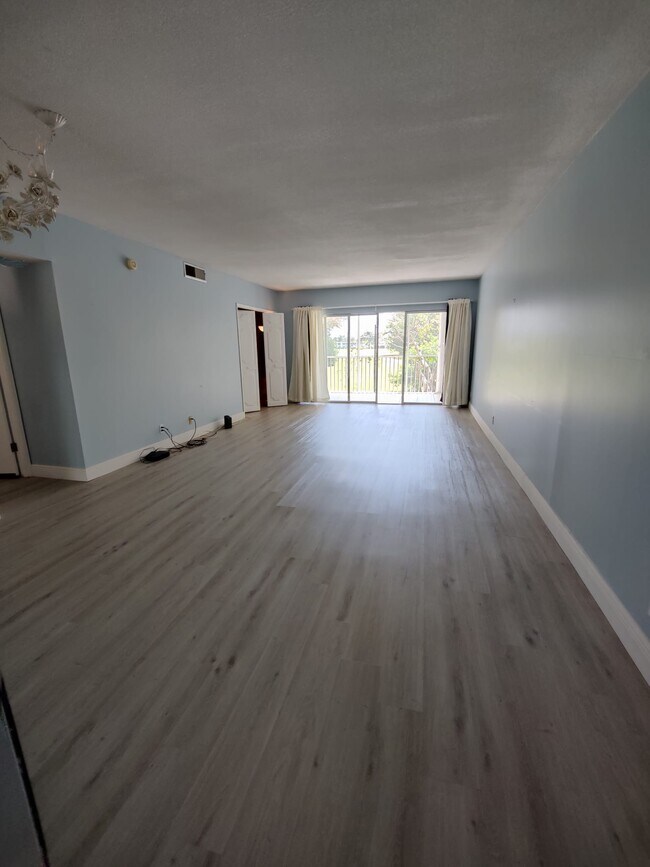 Foto del edificio - 3200 N Palm Aire Dr