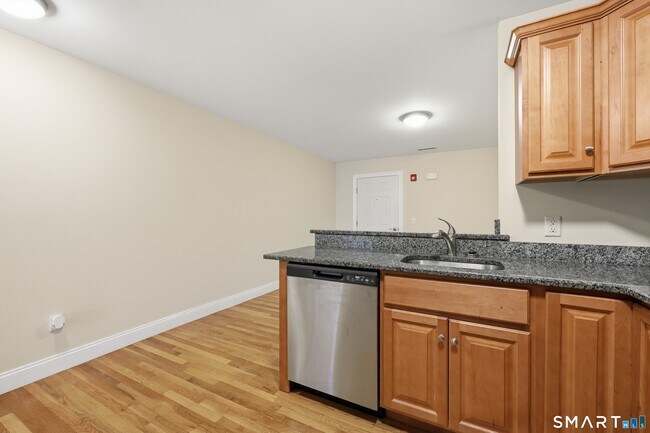 Foto del edificio - 24 Hartford Rd