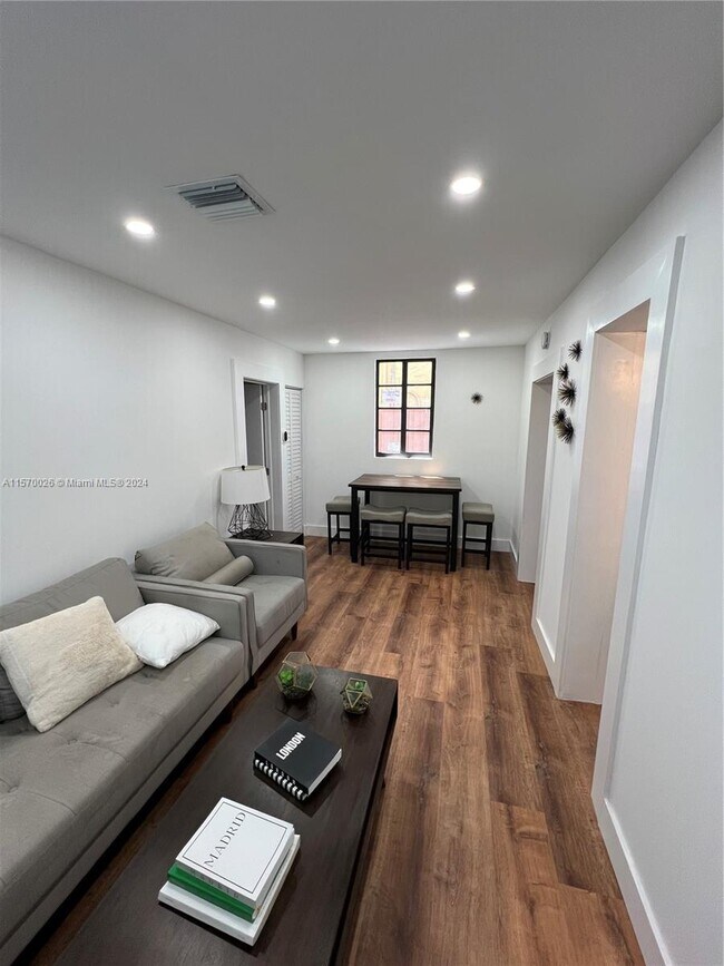 Foto del edificio - 1746 SW 12th St