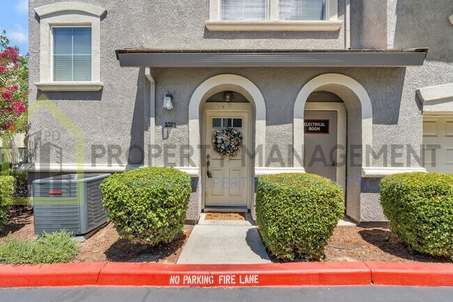 Building Photo - Spacious 2 (or 3!) Bed Condo in Gated Comm...