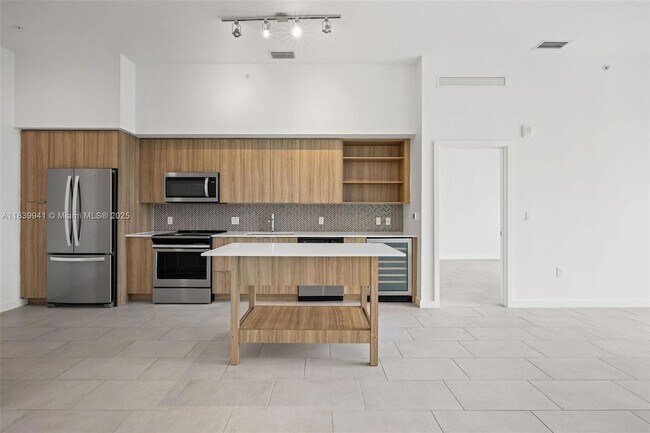 Foto del edificio - 2150 N Bayshore Dr