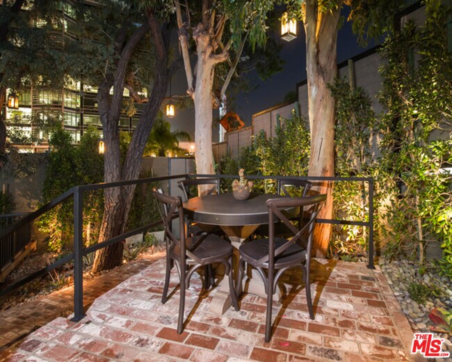 Foto del edificio - 8555 W Sunset Blvd