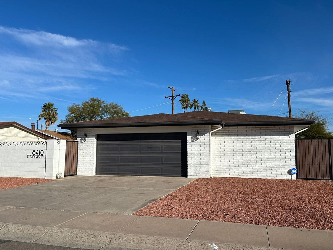 Primary Photo - Scottsdale, 3 bed, 2 bath, 2 car garage, 1...