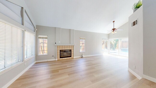 Building Photo - 490 Silvertail Pl