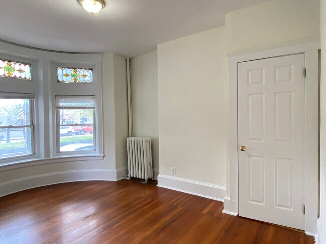 Foto del edificio - Large, sunny 1 bedroom unit located next t...