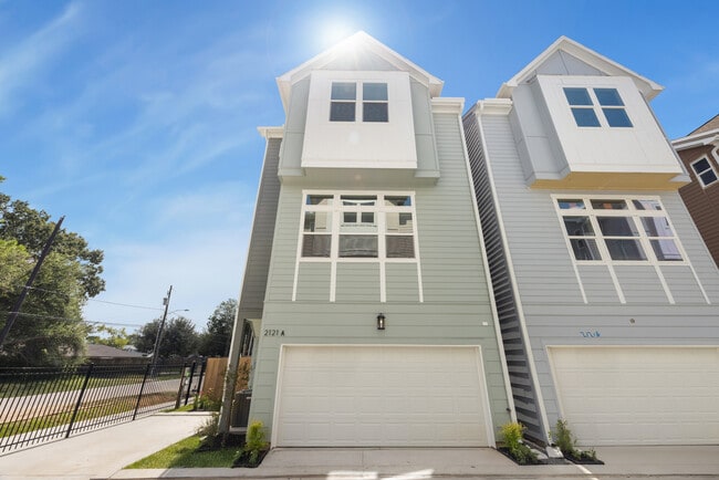 Photo - 2121 Hoskins Dr House