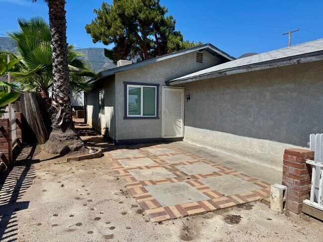 Foto del edificio - Nice 2 Bedroom Home with Large Backyard an...