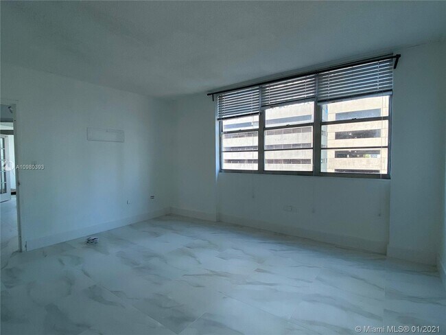 Building Photo - 999 Brickell Bay Dr