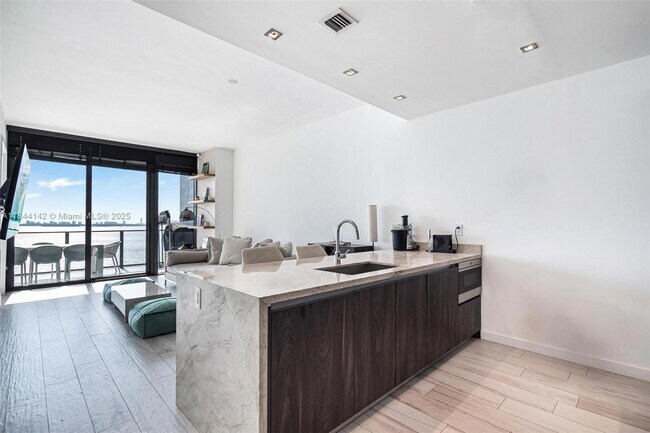 Foto del edificio - 480 NE 31st St
