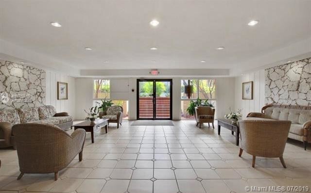 Building Photo - 1205  Mariposa Ave  206