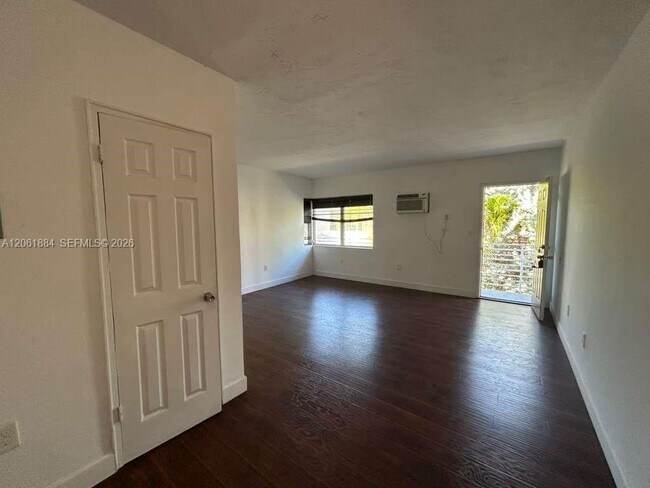 Foto del edificio - 8321 Crespi Blvd