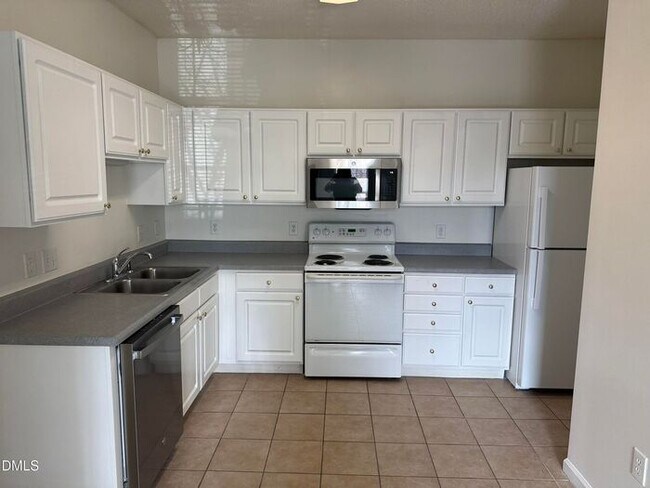 Foto del edificio - 1 Bed 1.5 Bath in Brier Creek! Available NOW!