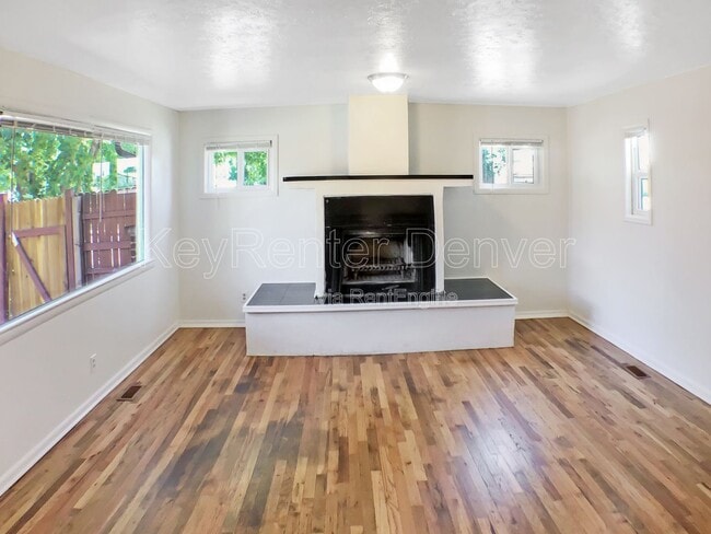 Building Photo - 1995 Ingalls St