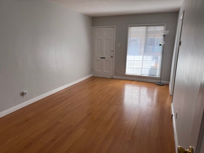 Sala de estar - 1850 N Hollywood Way