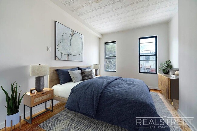 Building Photo - Massive 4BD/4BA Duplex with Office & Priva...