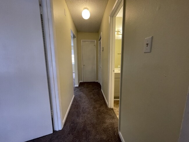 Building Photo - Apartment For Rent
