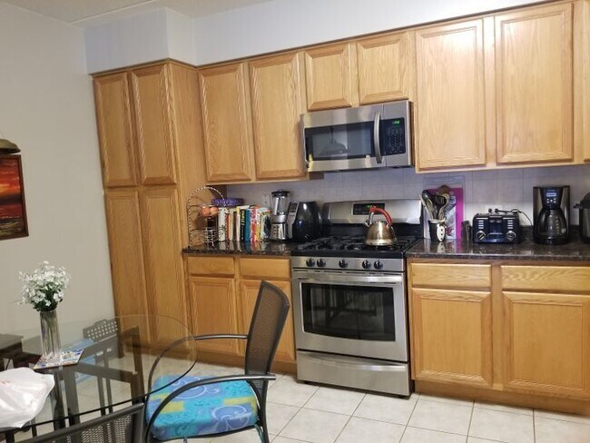 Foto del edificio - 8747 W Bryn Mawr Ave