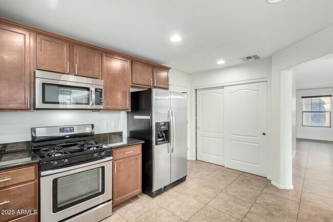 Foto del edificio - Beautiful 3 bedroom plus den, 2.5 bath hom...